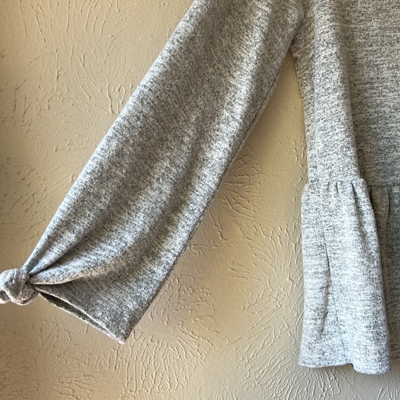 Francesca’s Super Soft Gray Long Sleeve Peplum Top - Picture 4 of 5